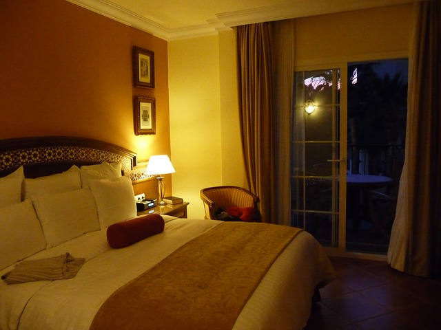 hotel-rooms-663454_640
